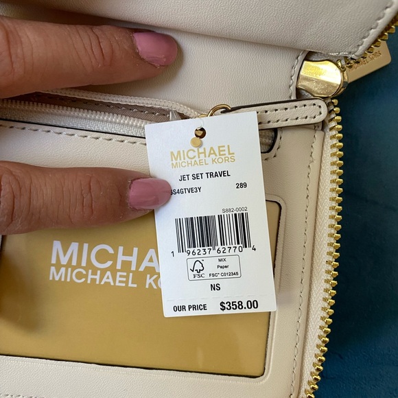 SALE π€- Michael Kors Wallet - Picture 4 of 5